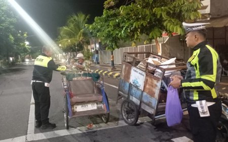 Polres Madiun Kota Patroli Sahur Berbagi Nasi Kotak untuk Warga di Bulan Ramadhan