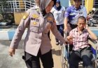 Sigapnya Polwan Polresta Sidoarjo Bantu Disabilitas di Terminal Purabaya saat Arus Balik