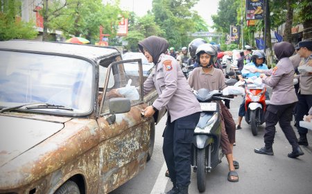 Semangat Ramadhan, Polwan Polres Bondowoso Tebar 500 Takjil di Pasar Induk