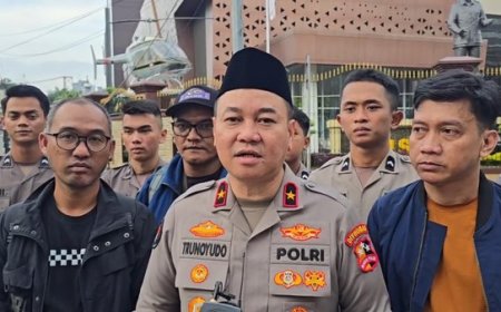 Polri dan Jurnalis Bagikan 1.500 Takjil kepada Masyarakat di Sekitar Mabes Polri