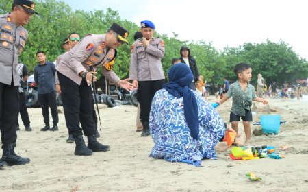 Kapolres Gresik Tinjau Pantai Dalegan Pastikan Keamanan Wisatawan