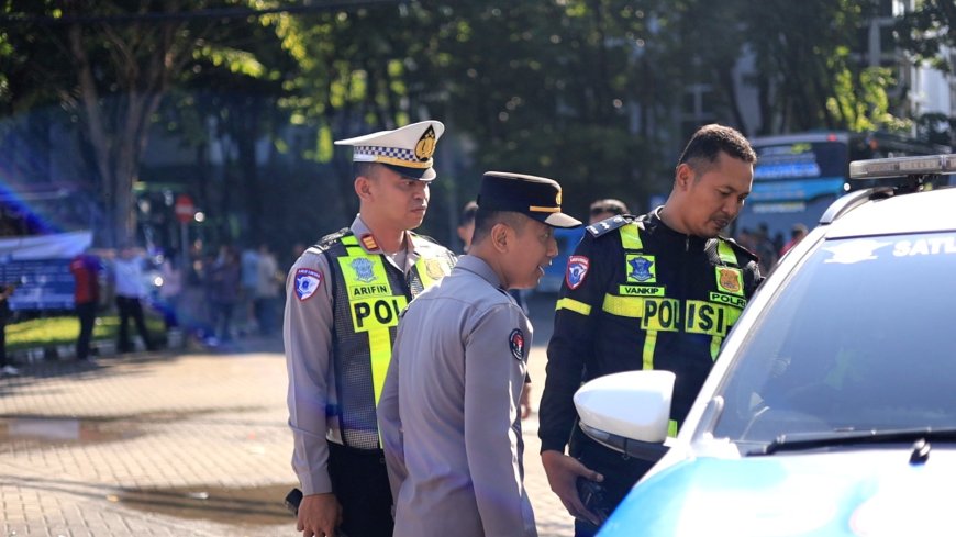 Aksi Heroik Satlantas Polres Gresik, Antarkan Pasutri Asal Situbondo yang Ketinggalan Bus Mudik