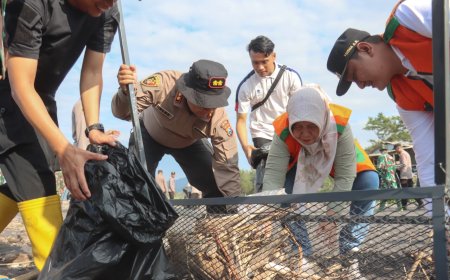 Polres Lumajang Bersama Pemda Gelar Aksi Bersihkan Pantai Bambang