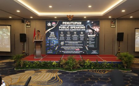 Kabid Humas Polda Jatim Tutup Pelatihan Public Speaking, Tekankan Komunikasi Jujur dan Transparan