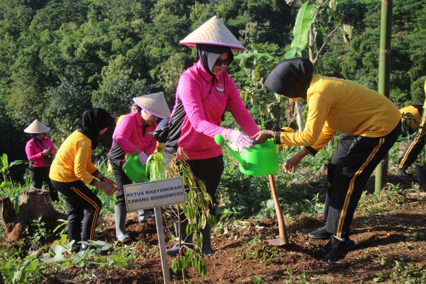 Gerakan Tanam Pohon, Polres Bondowoso Hijaukan Bukit Bintang